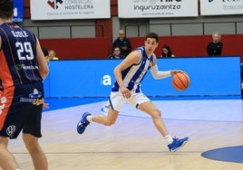 Mateo Díaz bota el balón durante el Tizona-GBC en el Amenabar Arena.