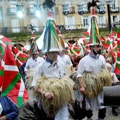 Una celebración del Aberri Eguna en Bilbao con presencia de un grupo de joaldunak.