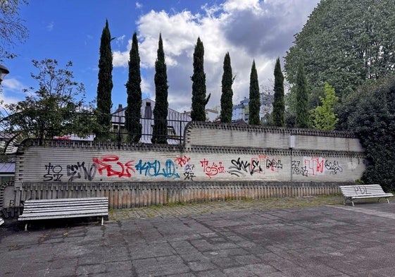 Los vecinos de Bera Bera denuncian «la creciente proliferación de pintadas vandálicas en el barrio, sobre todo en el tramo comprendido entre los números 2 y 6 de la calle. Esta situación, que se viene prolongando desde hace tiempo, está deteriorando el entorno urbano y generando preocupación. Las pintadas empiezan en la zona de transición entre Etxadi y Bera Bera. Pedimos con urgencia que las autoridades competentes actúen para frenar esta situación».