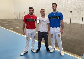 Unai Olaz, Haritz Jamar y Ander Mina muestran en el móvil la aplicación.