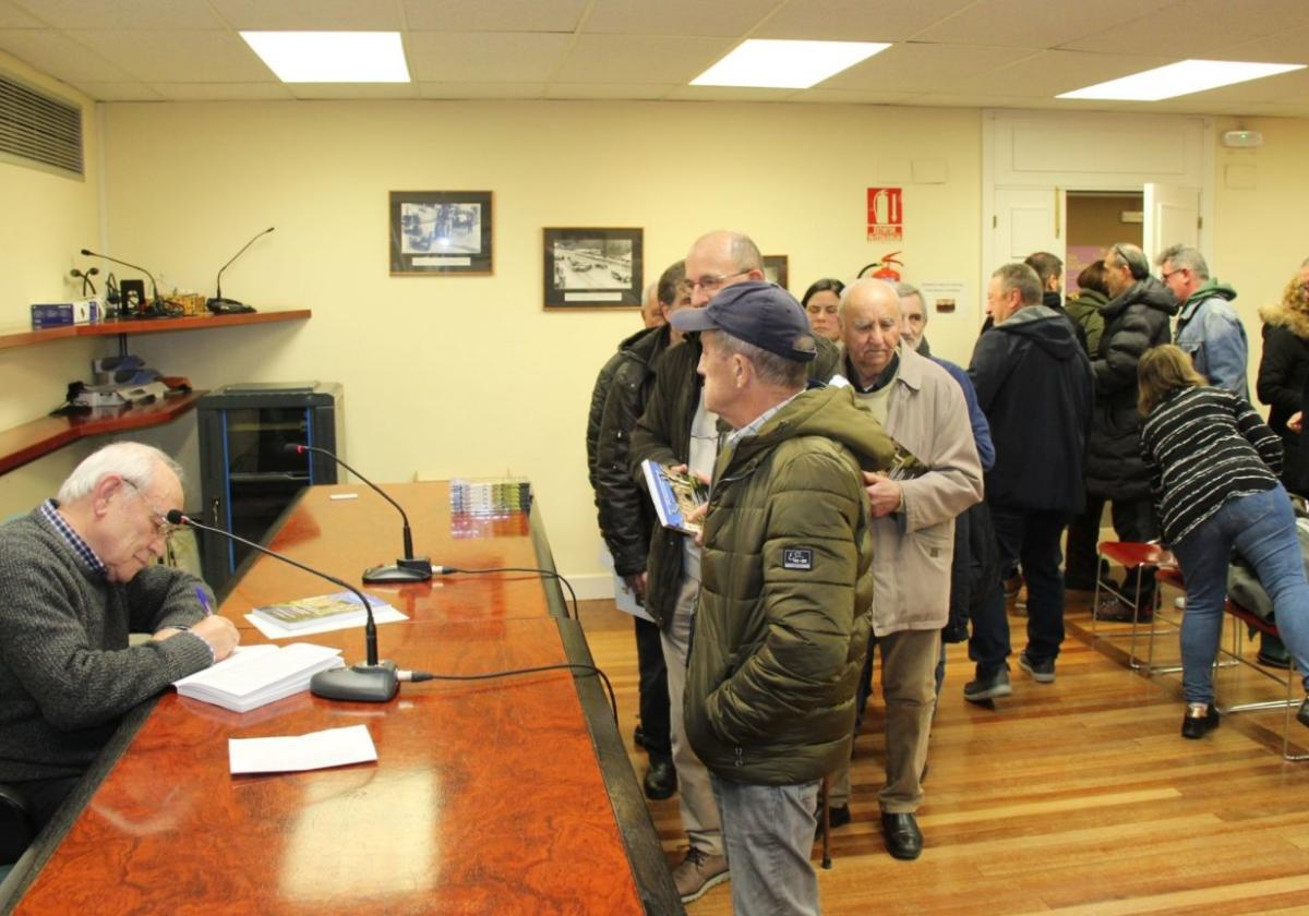 José Luis Navarro volvió a la casa de cultura a presentar su colección de libros 'Retazos'