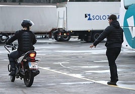 Un joven atiende las explicaciones de su profesor de autoescuela.