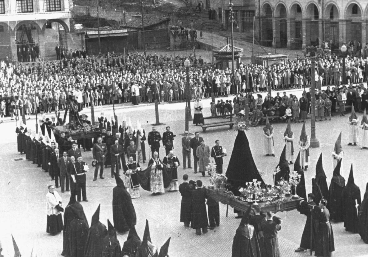 Las procesiones de Semana Santa contaban con gran arraigo en Eibar como la que muestra la celebrada en la década de los sesenta del siglo XX, en Unzaga.