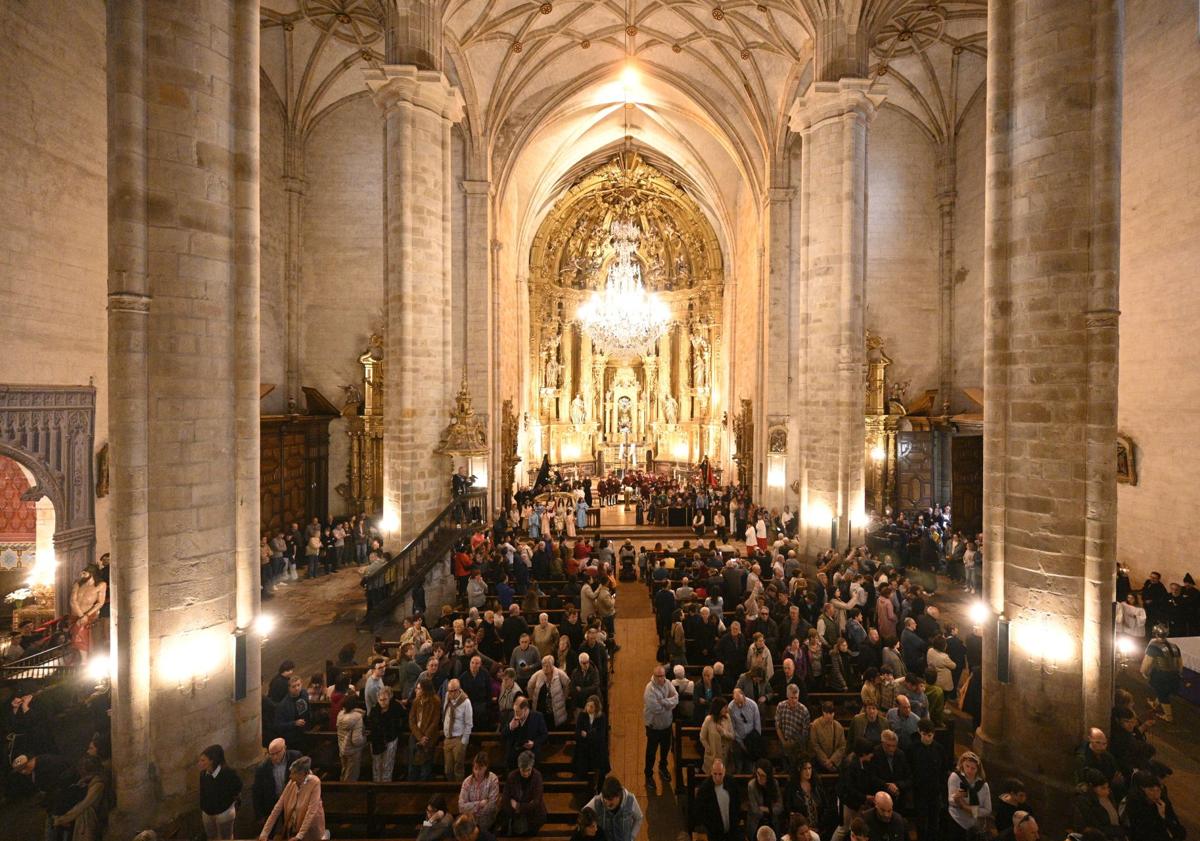 Imagen principal - ​Segura celebra un Viernes Santo íntimo y solemne bajo techo