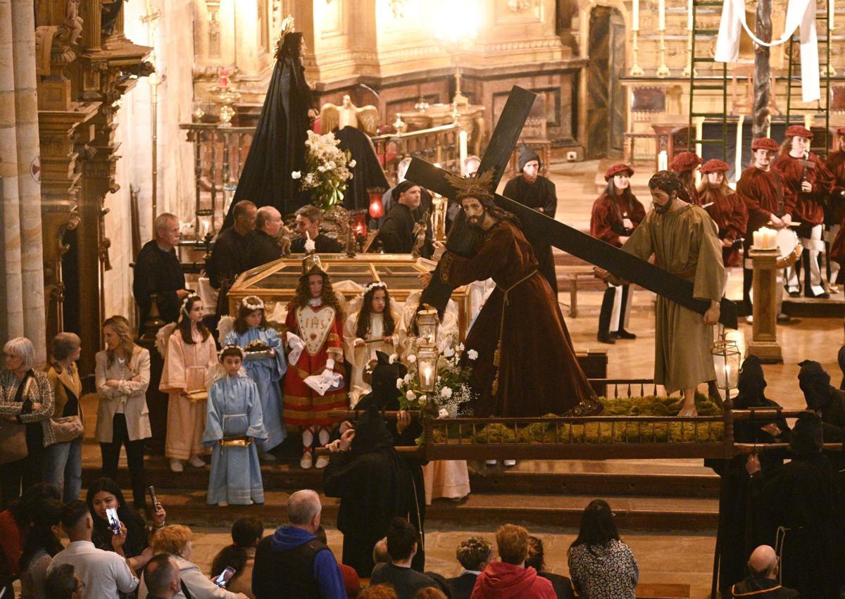 Imagen secundaria 1 - ​Segura celebra un Viernes Santo íntimo y solemne bajo techo