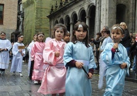 Una procesión más reducida de lo habitual en Azkoitia