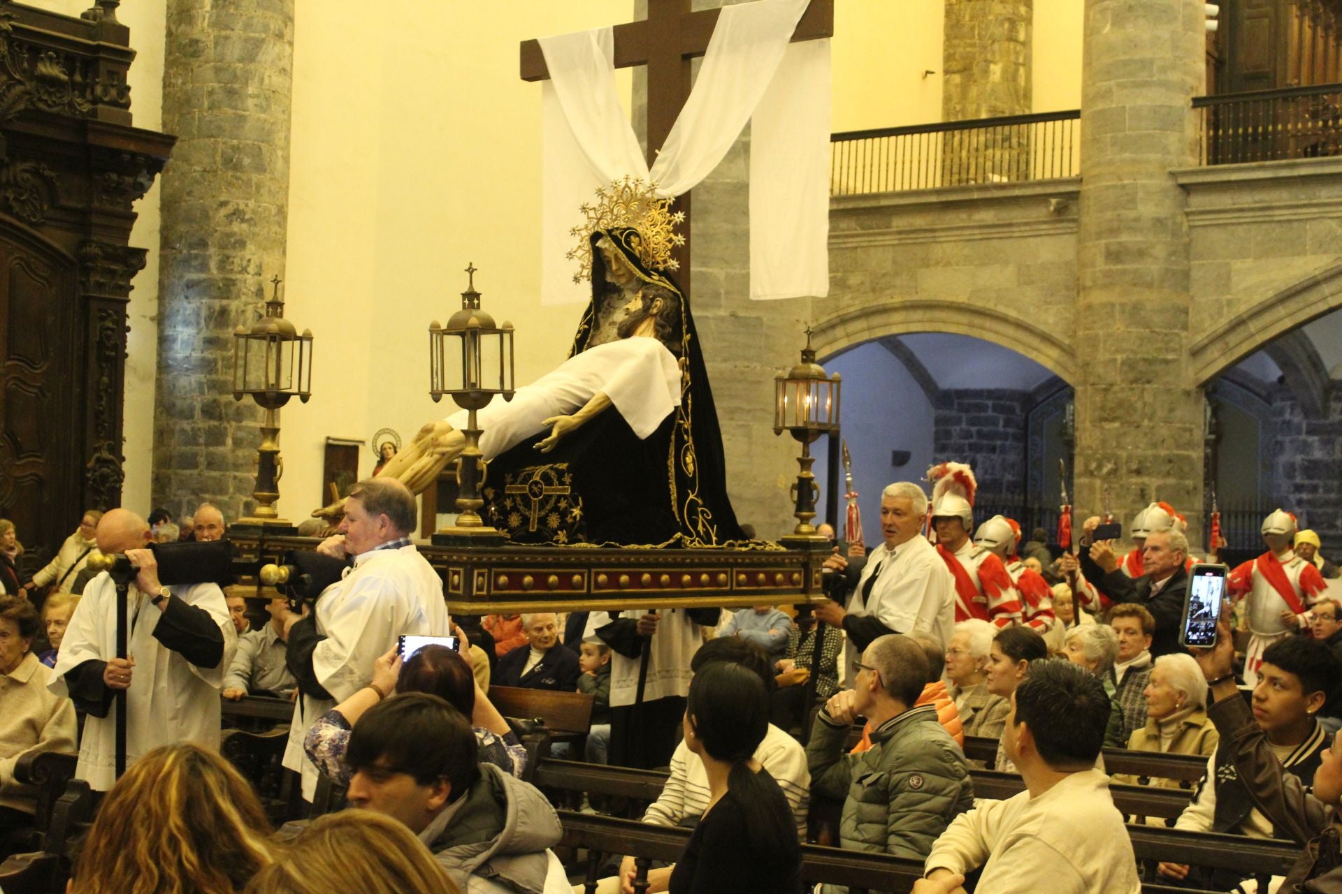 Una procesión más reducida de lo habitual en Azkoitia