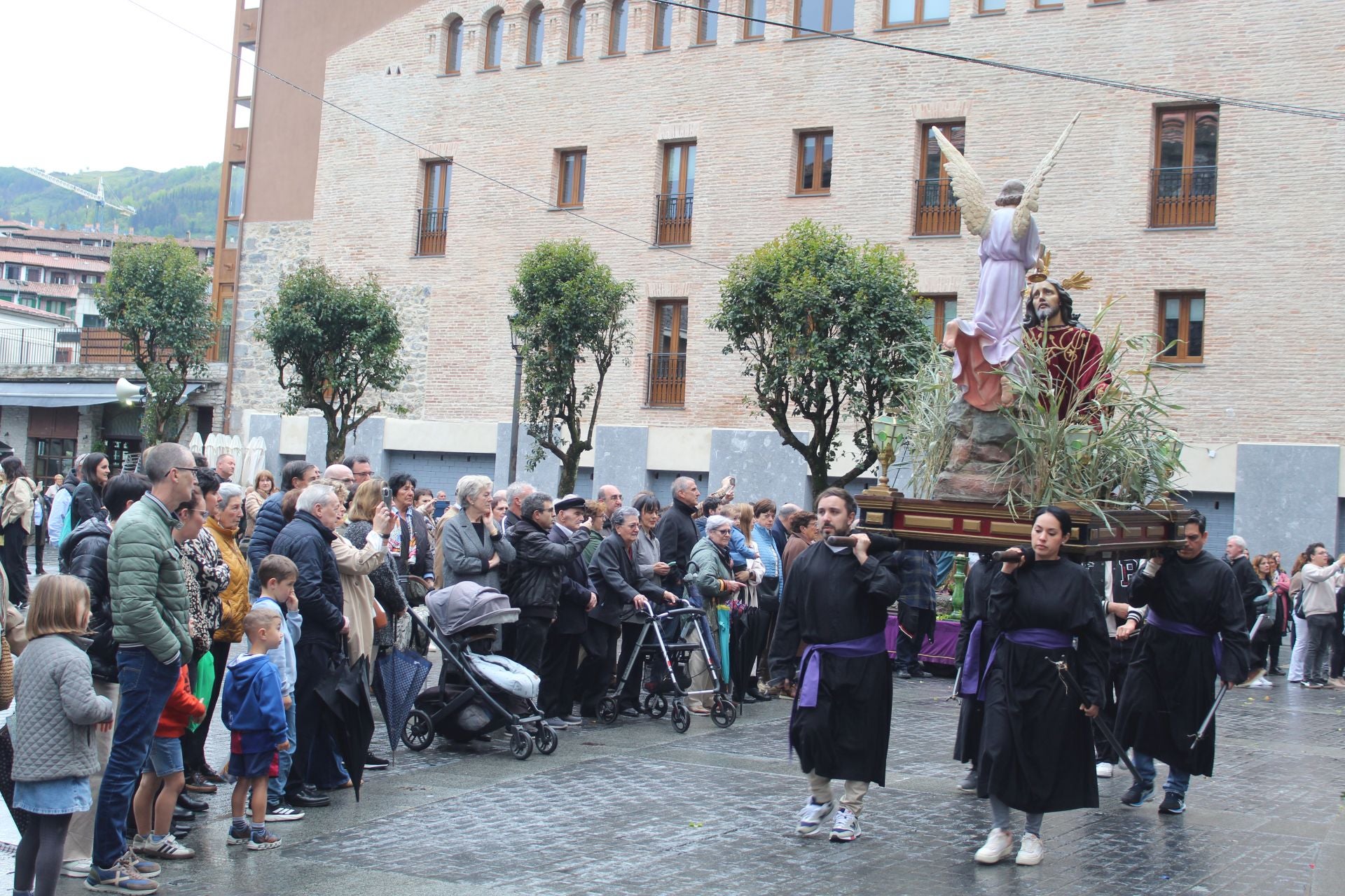 Una procesión más reducida de lo habitual en Azkoitia