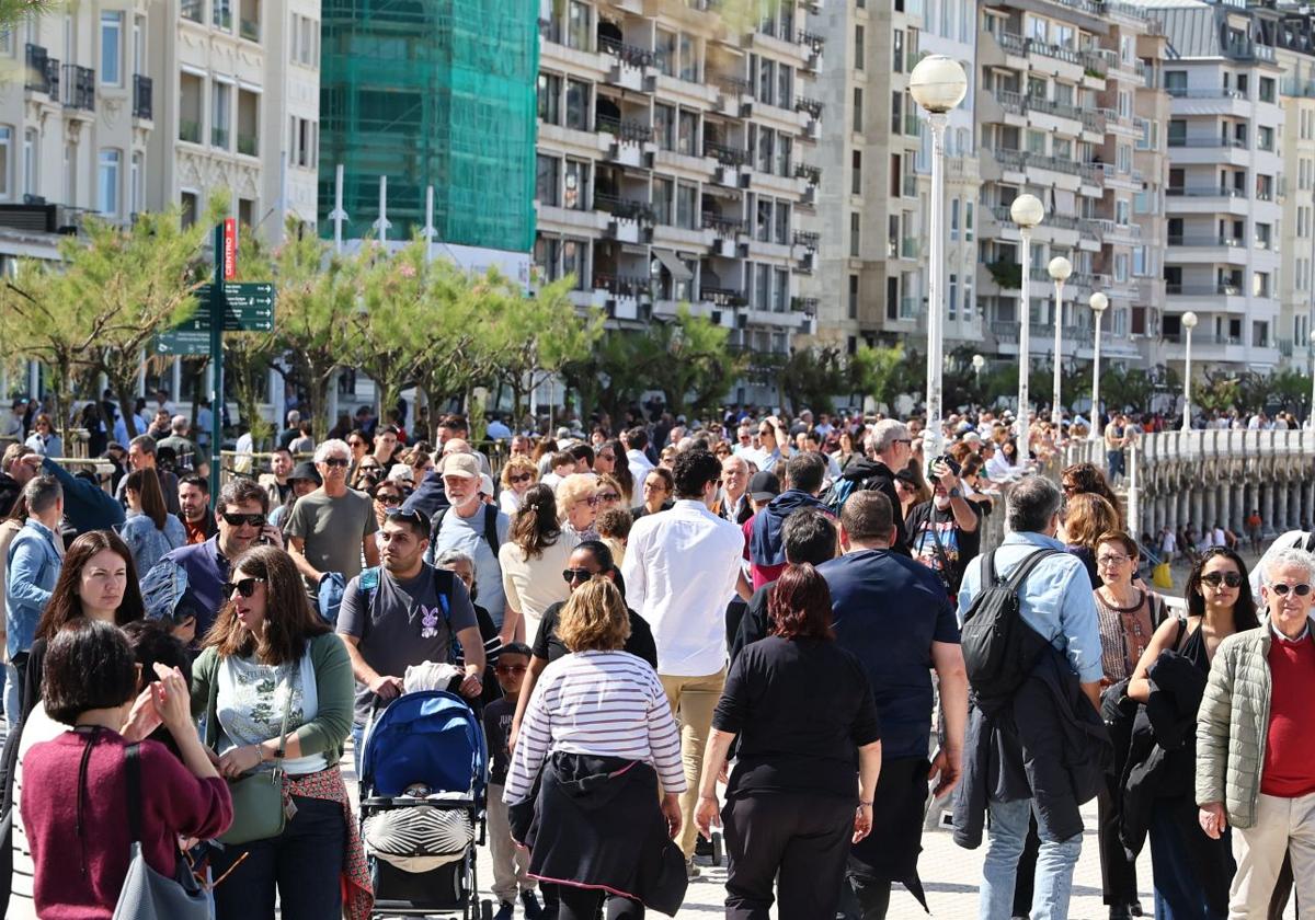Viernes Santo: Ni un alfiler en el paseo de La Concha