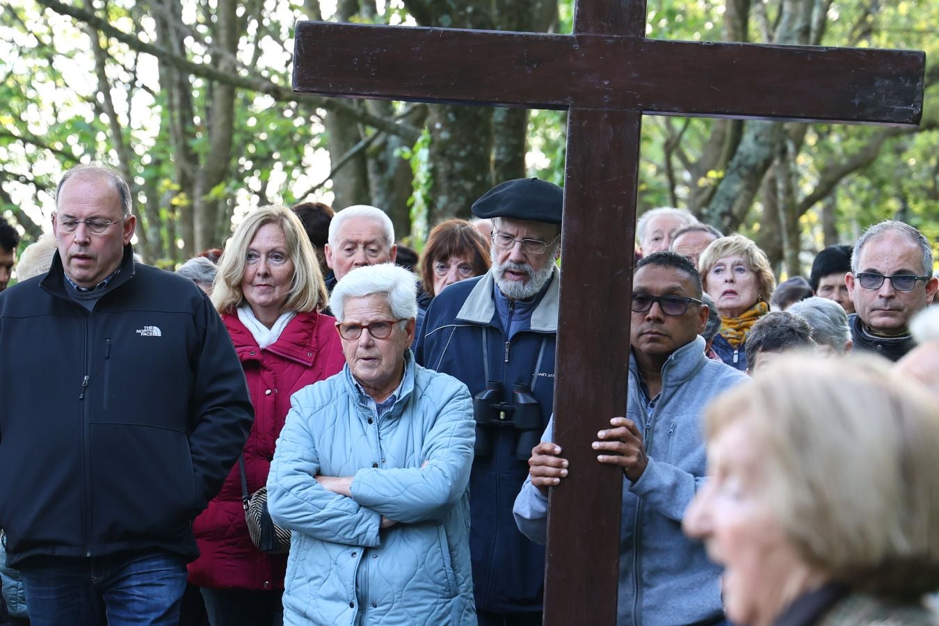 El sol acompaña a los fieles en el Via Crucis al Cristo de la Mota