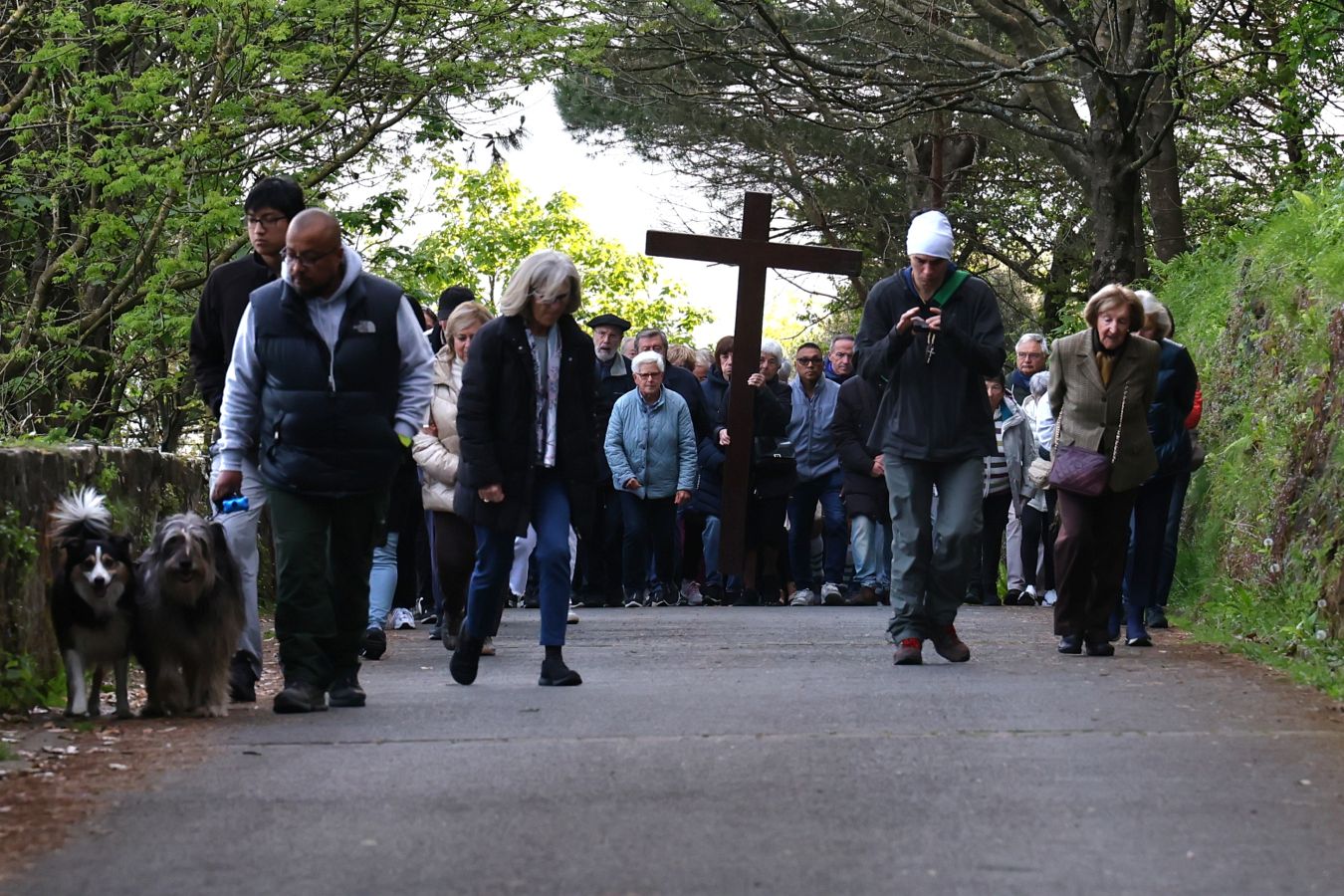 El sol acompaña a los fieles en el Via Crucis al Cristo de la Mota