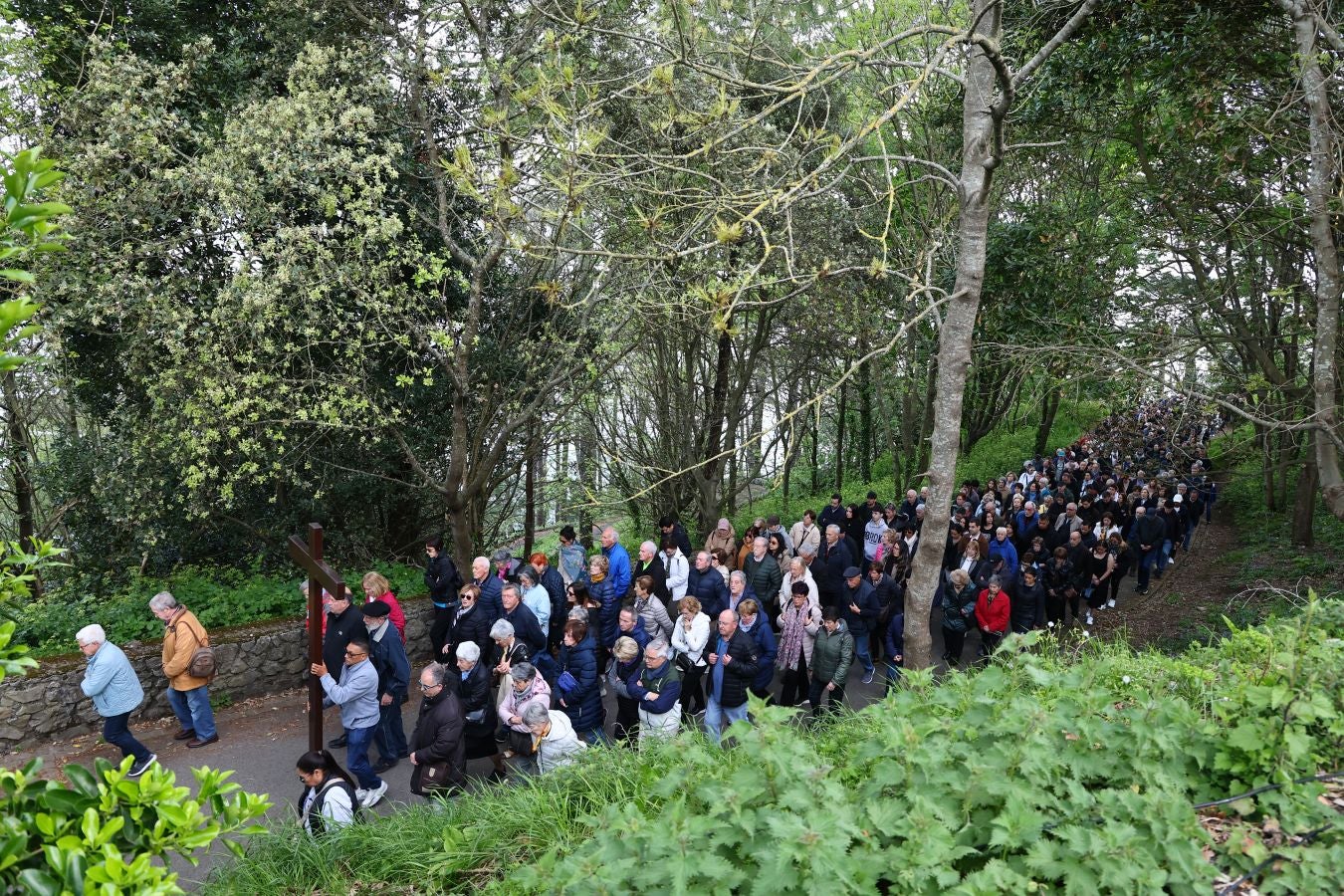 El sol acompaña a los fieles en el Via Crucis al Cristo de la Mota