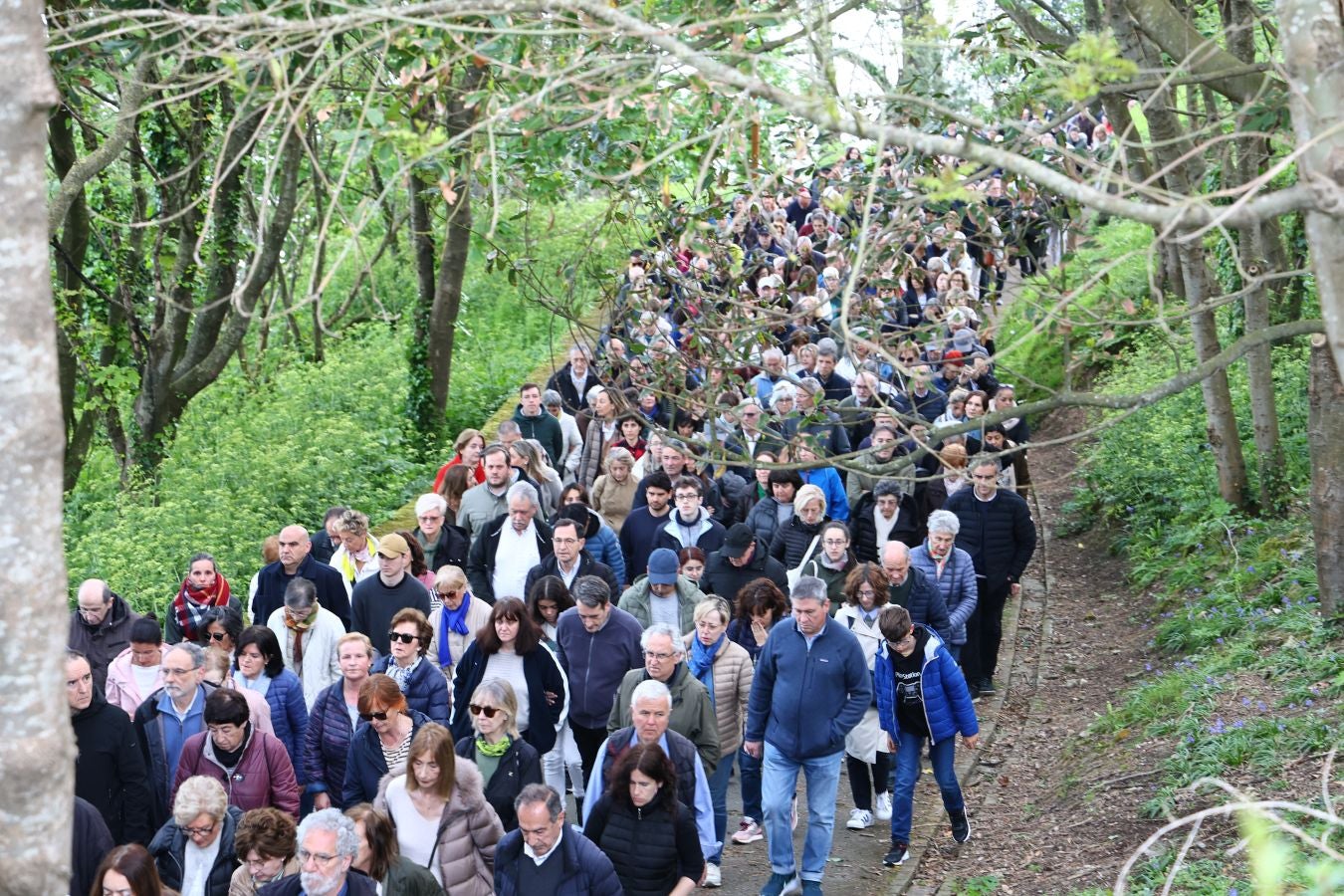 El sol acompaña a los fieles en el Via Crucis al Cristo de la Mota
