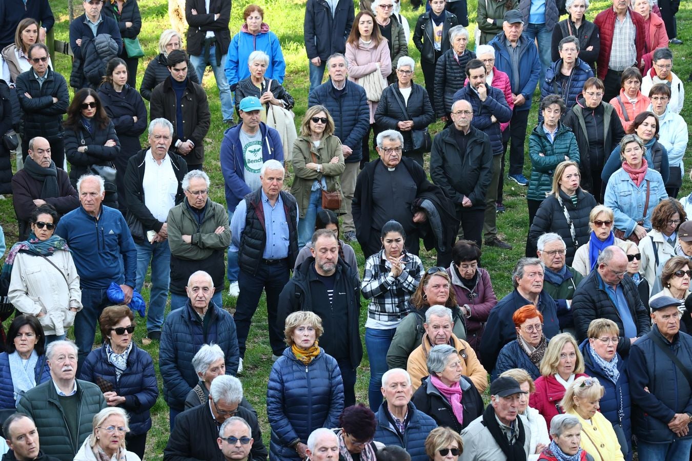 El sol acompaña a los fieles en el Via Crucis al Cristo de la Mota