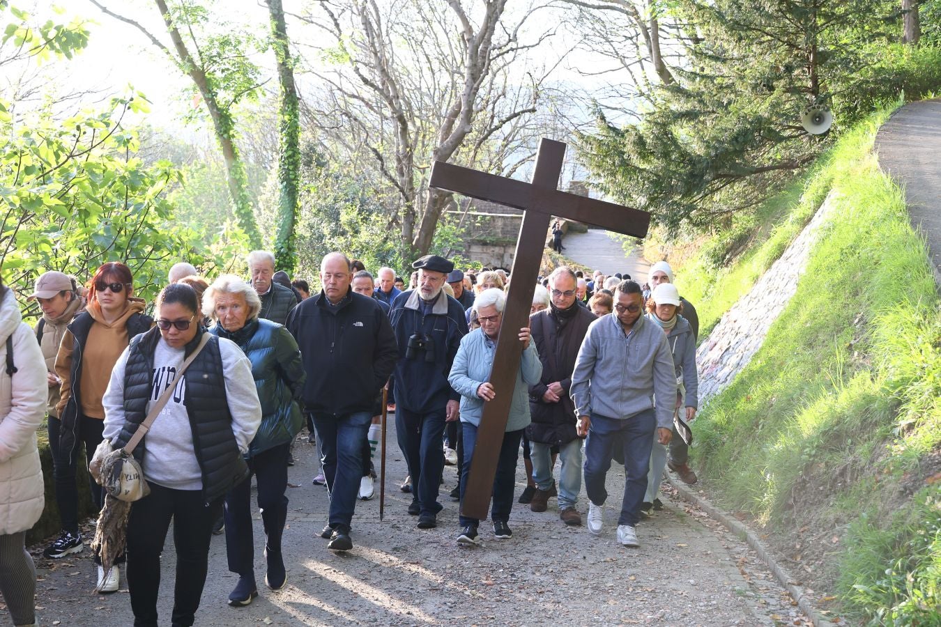 El sol acompaña a los fieles en el Via Crucis al Cristo de la Mota