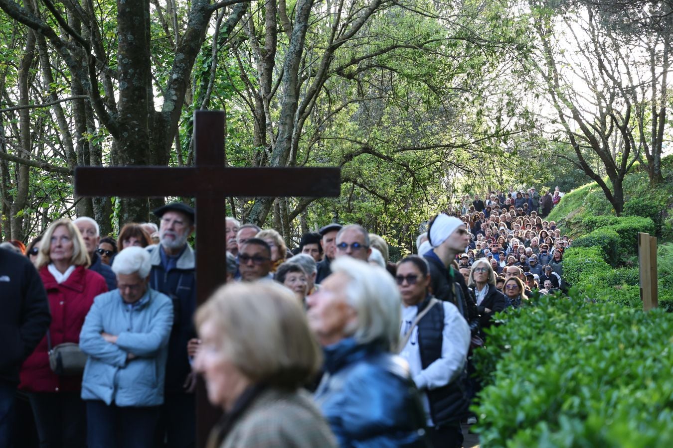 El sol acompaña a los fieles en el Via Crucis al Cristo de la Mota
