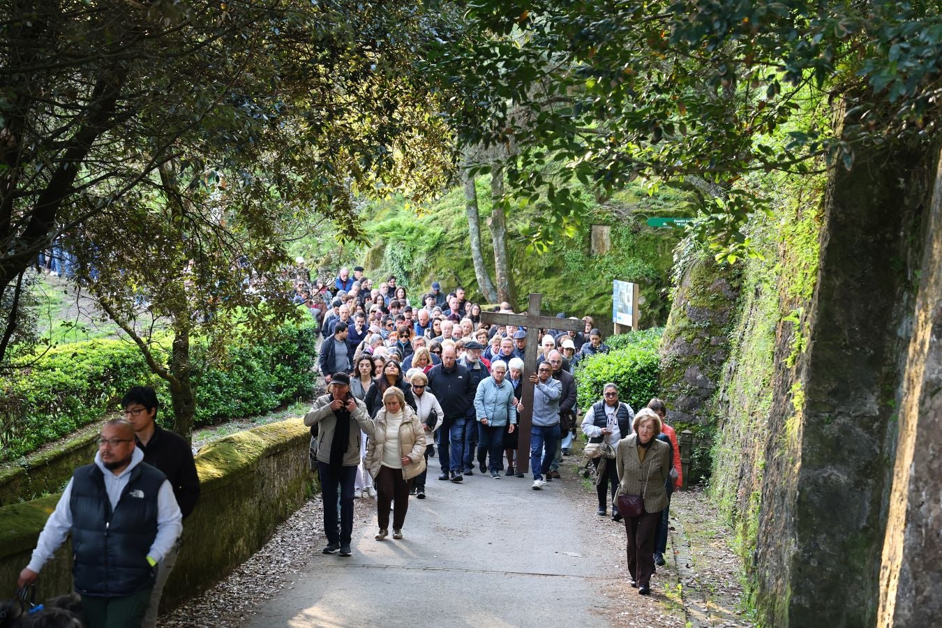 El sol acompaña a los fieles en el Via Crucis al Cristo de la Mota