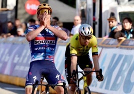 Evenepoel celebra el triunfo ante la resignación de Van Aert.