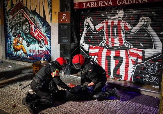 Al menos seis detenidos y doce ertzainas heridos en los disturbios ocurridos en los alrededores de San Mamés