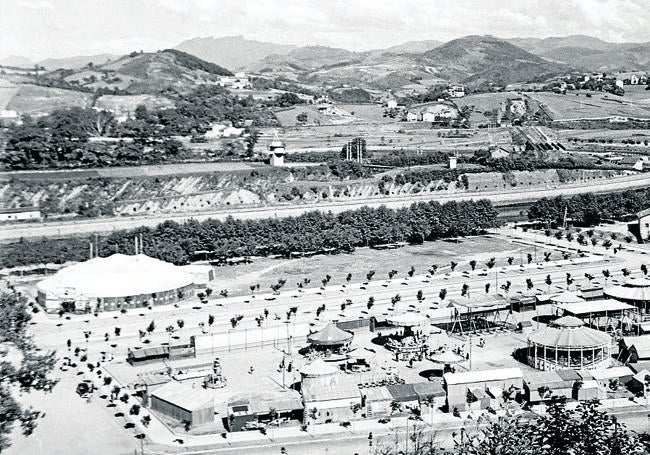 Las ferias de San Juan hacia 1942 y, a la derecha, el caserío Etxeberri junto a la calle Azpeitia. Fondo Galarza, S.T.M.