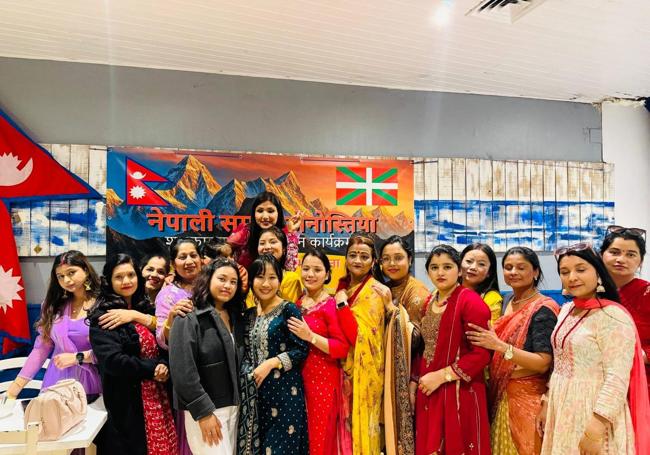 Mujeres nepalíes vestidas con sus saris en Pasai Donibane.