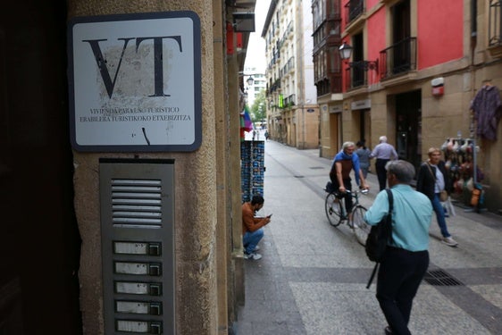 Cartel de vivienda turística en un portal de la Parte Viaja de Donostia.
