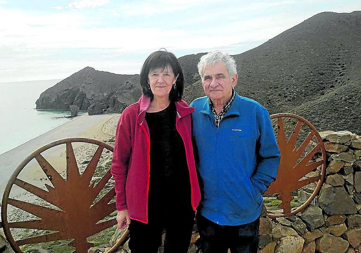 En Carboneras con su esposa, la filóloga, escritora y traductora Asun Garikano.