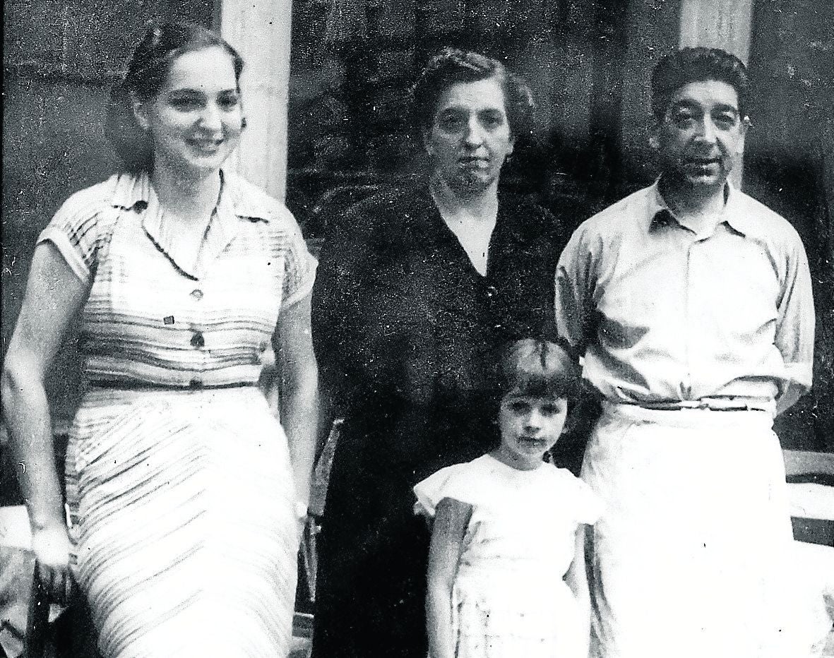 Itziar Irulegi, su madre Paulina Garmendia, Ignacio Solana, segundo esposo de esta; y Coro Solana, hija de ambos.
