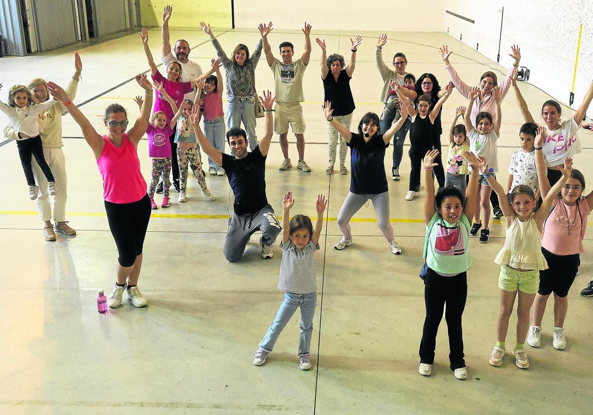 Auzo Kirola organizó el día 11 un festival de zumba en el frontón Estibaus de Herrera.