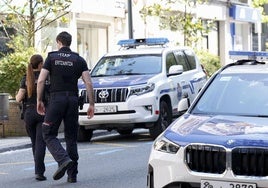 Agentes de la Ertzaintza durante una operación policial.