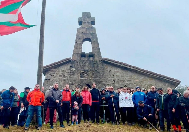 Aitor Esteban ha participado esta mañana en la subida al monte Bizkargi, a la que también ha asistido Andoni Ortuzar