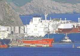 Varios remolcadores ayudan en el atraque del Sea Peak Glasgow, que llegó de la localidad estadounidense de Freeport a Bilbao el pasado miércoles.