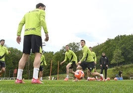 Pacheco y Mariezkurrena miran el balón durante un rondo en el entrenamiento de ayer en Zubieta
