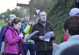 El párroco, durante una de las oraciones.