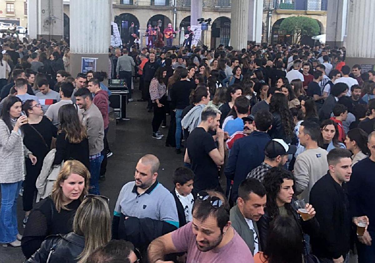 Euskal Herriko Artisau Garagardo Azoka prest du Emaneurre taldeak