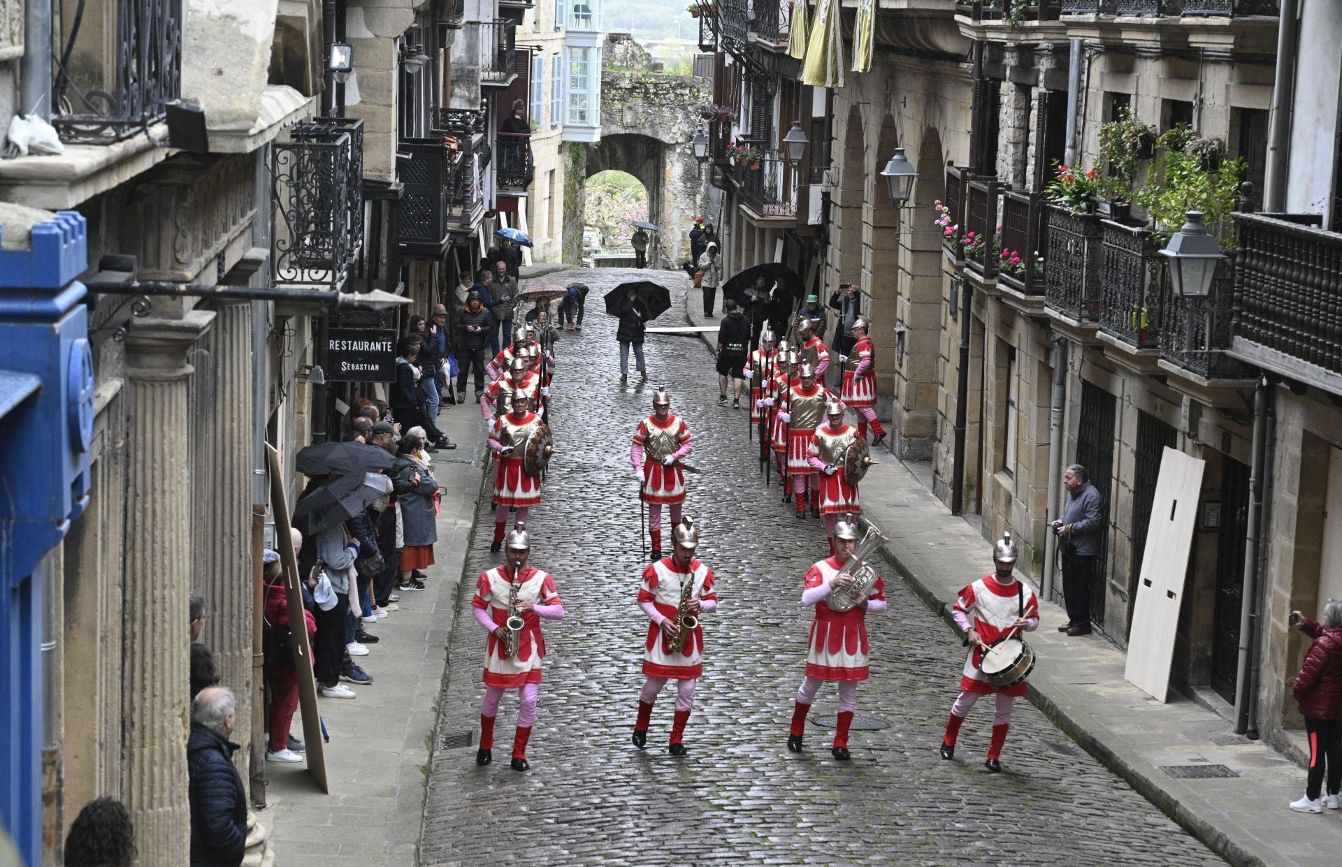 Hondarribia celebra la tradicional caída de los romanos