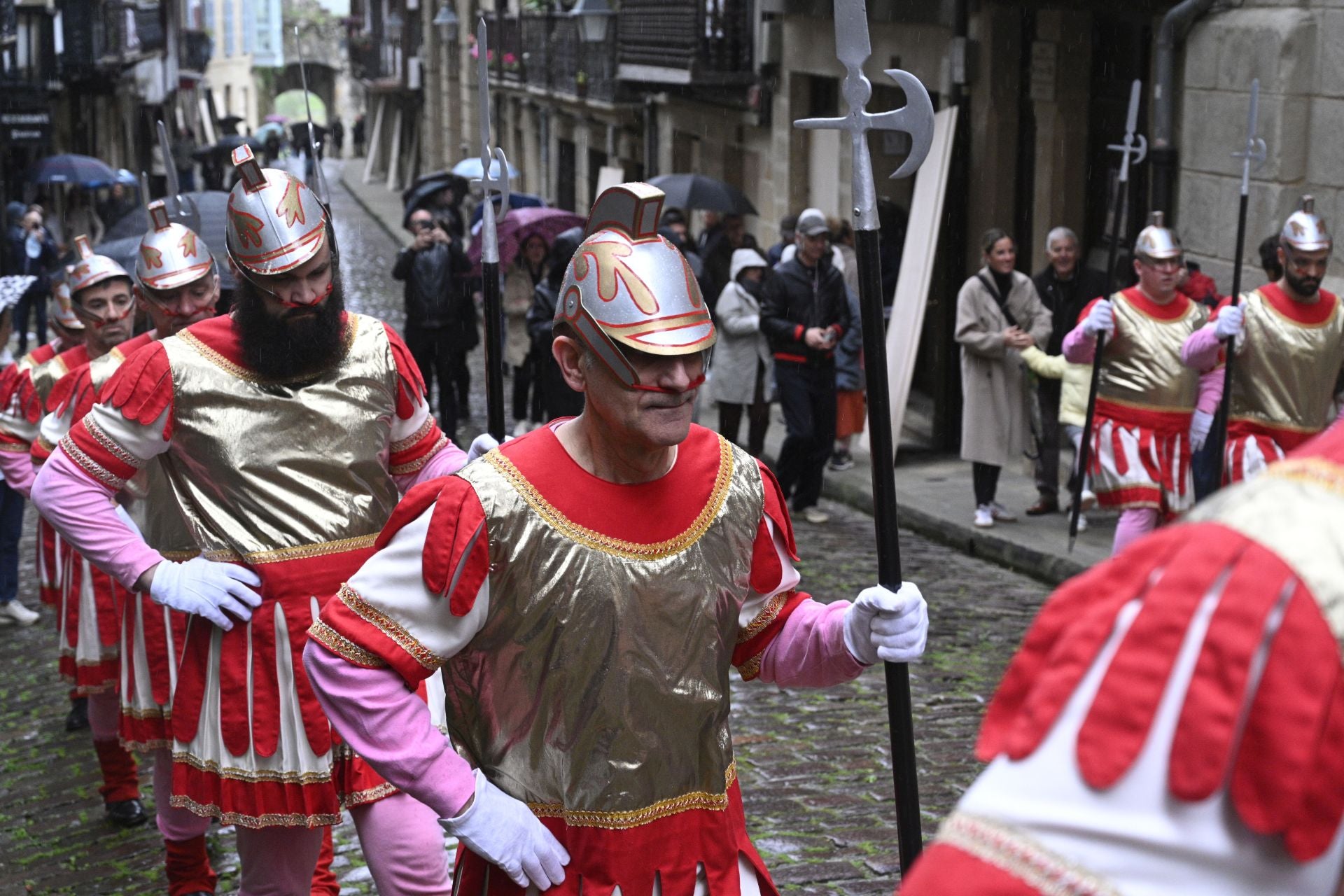 Hondarribia celebra la tradicional caída de los romanos