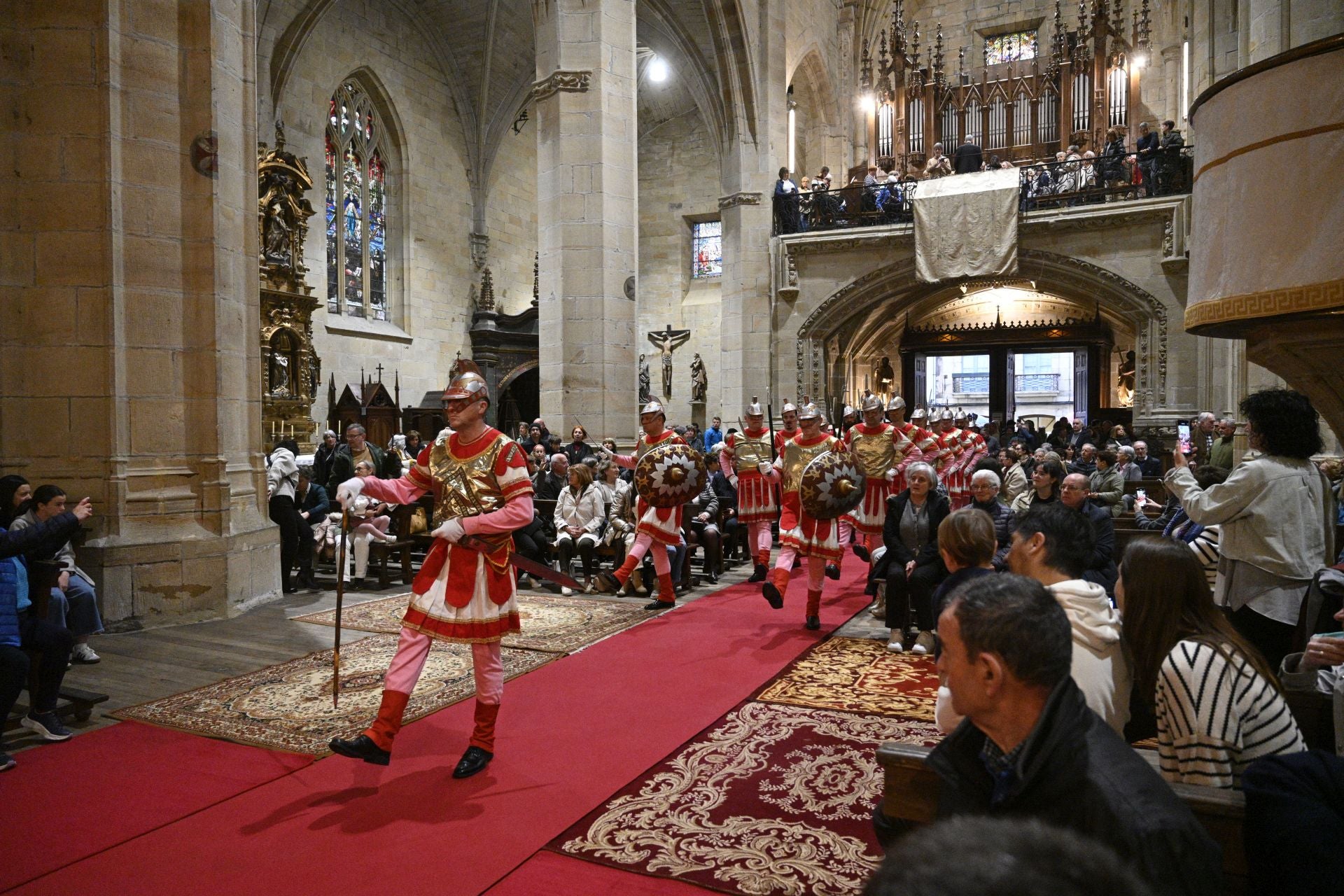 Hondarribia celebra la tradicional caída de los romanos
