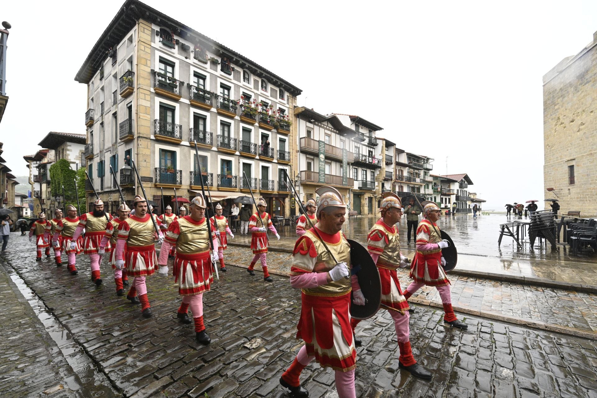 Hondarribia celebra la tradicional caída de los romanos