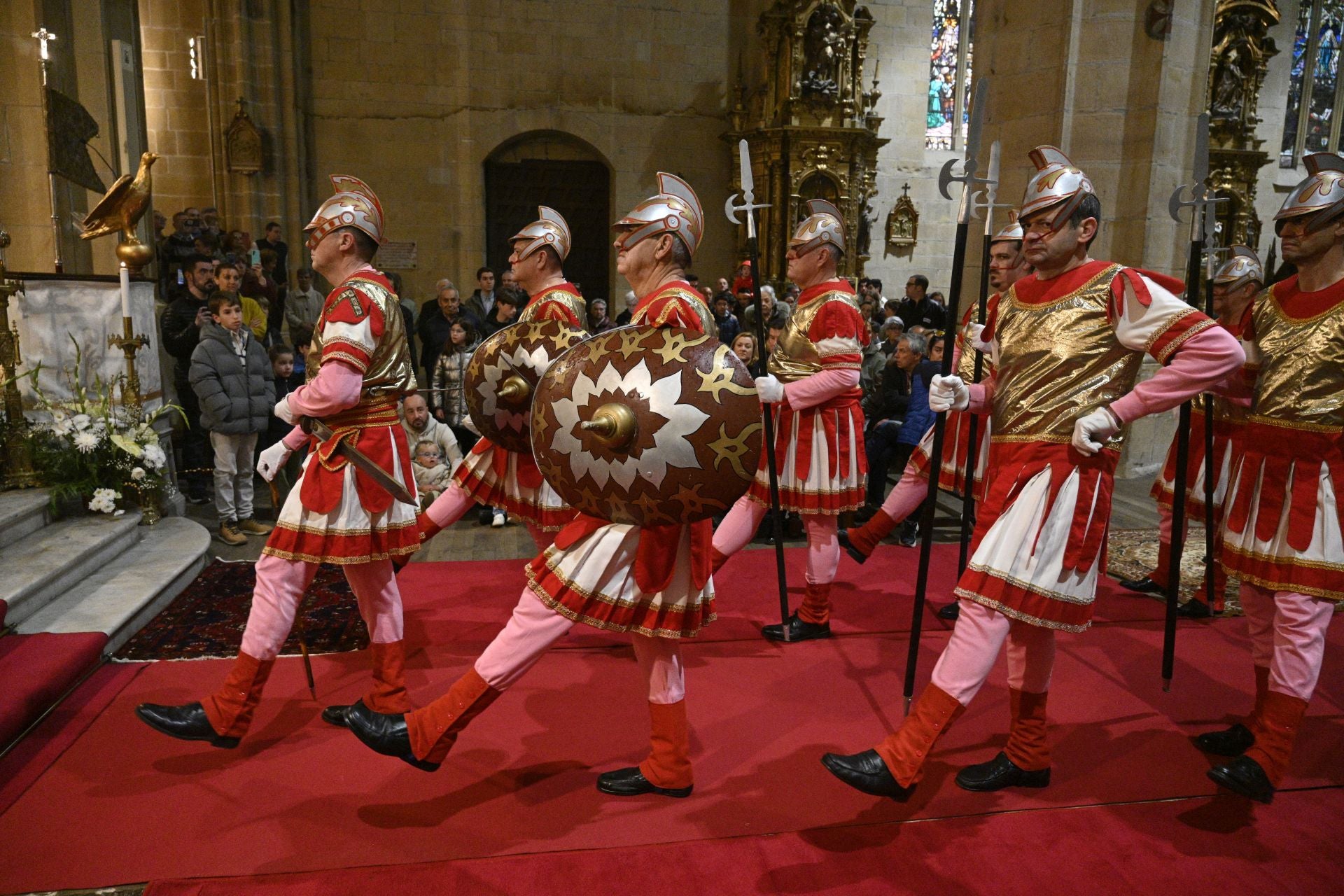 Hondarribia celebra la tradicional caída de los romanos