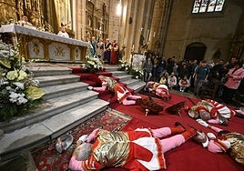 Acto de la caida de los romanos durante el domingo de resurrección de Semana Santa