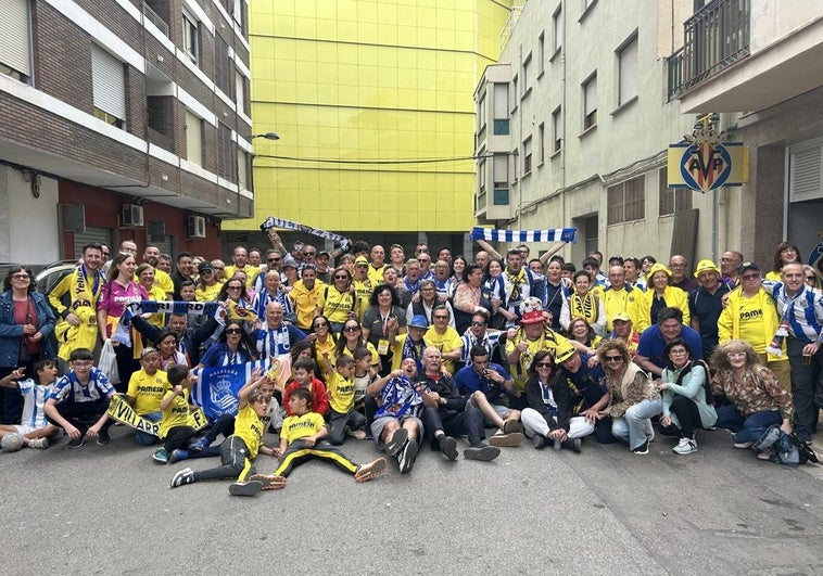 Peñistas del Villarreal y de la Real disfrutan en los prolegómenos del partido