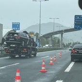 El vehículo accidentado sobre la grúa que lo ha retirado.