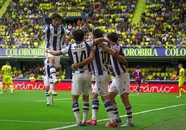 Oyarzabal es felicitado por Kubo y Marín tras marcar uno de los goles mientras Jon Martín acude a hacerlo.