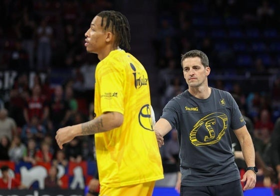 Lander Castro choca la mano durante una rueda de calentamiento con el jugador del Gran Canaria Tomasson durante un partido en el Buesa Arena de Vitoria.