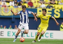 Marín conduce el balón ante Parejo.