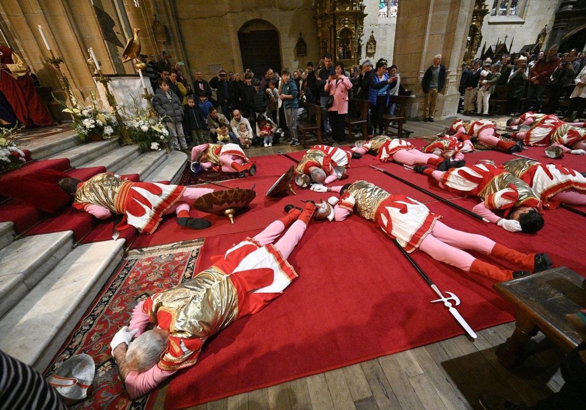 Los diecisiete soldados que formaban la escuadra de romanos cayeron desplomados al conocer la resurrección de Jesús.
