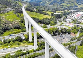 Tramo de viaducto del TAV en Bergara que está construyendo Adif en Gipuzkoa.