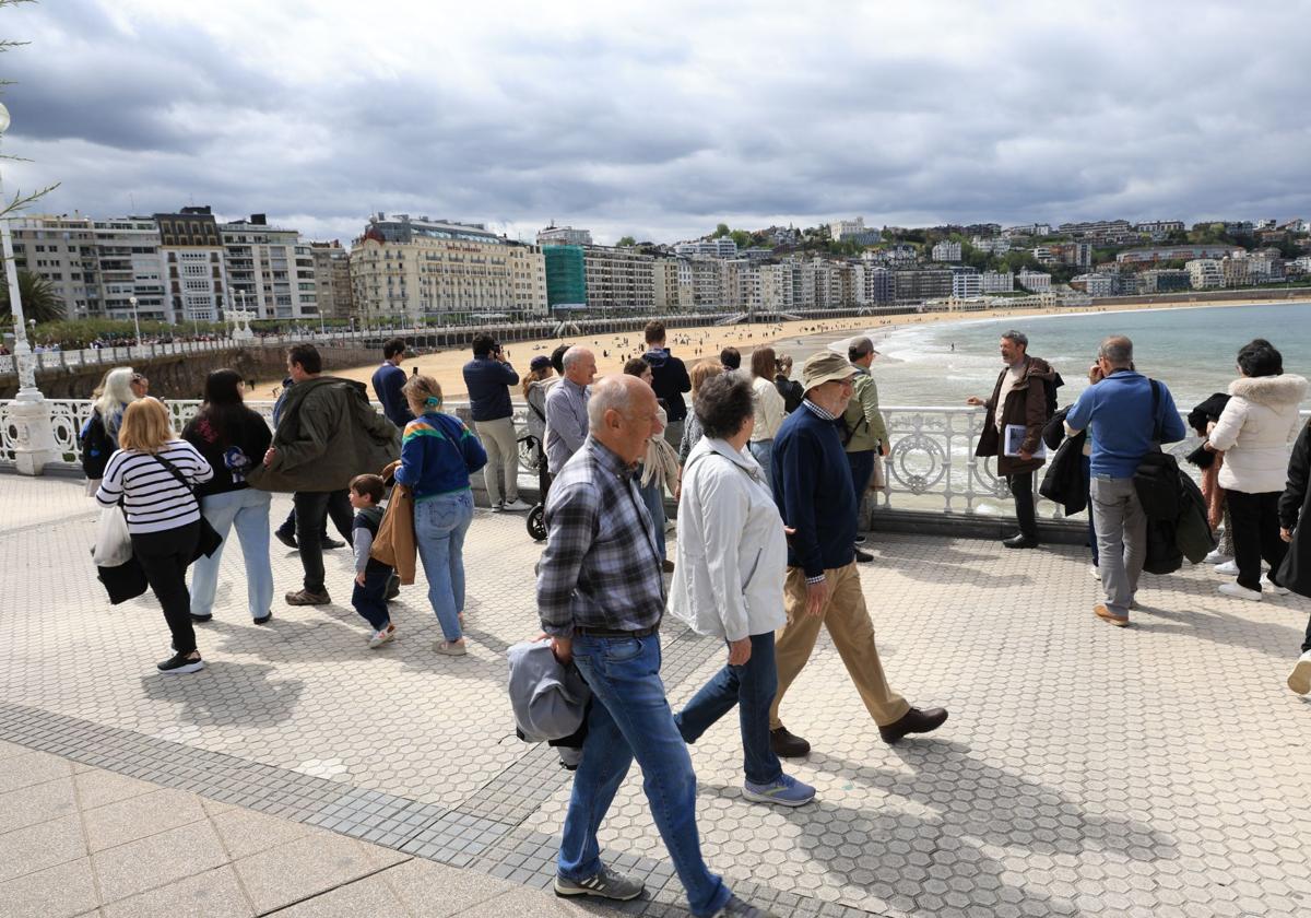 La Concha acogía ayer turistas y grupos de visitas guiadas en su paseo.