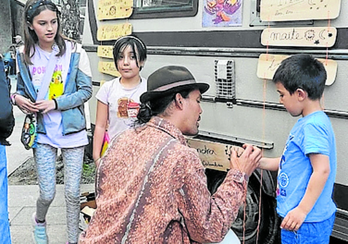 Disfrute de canciones de cuna en casi cien idiomas en mitad de la localidad
